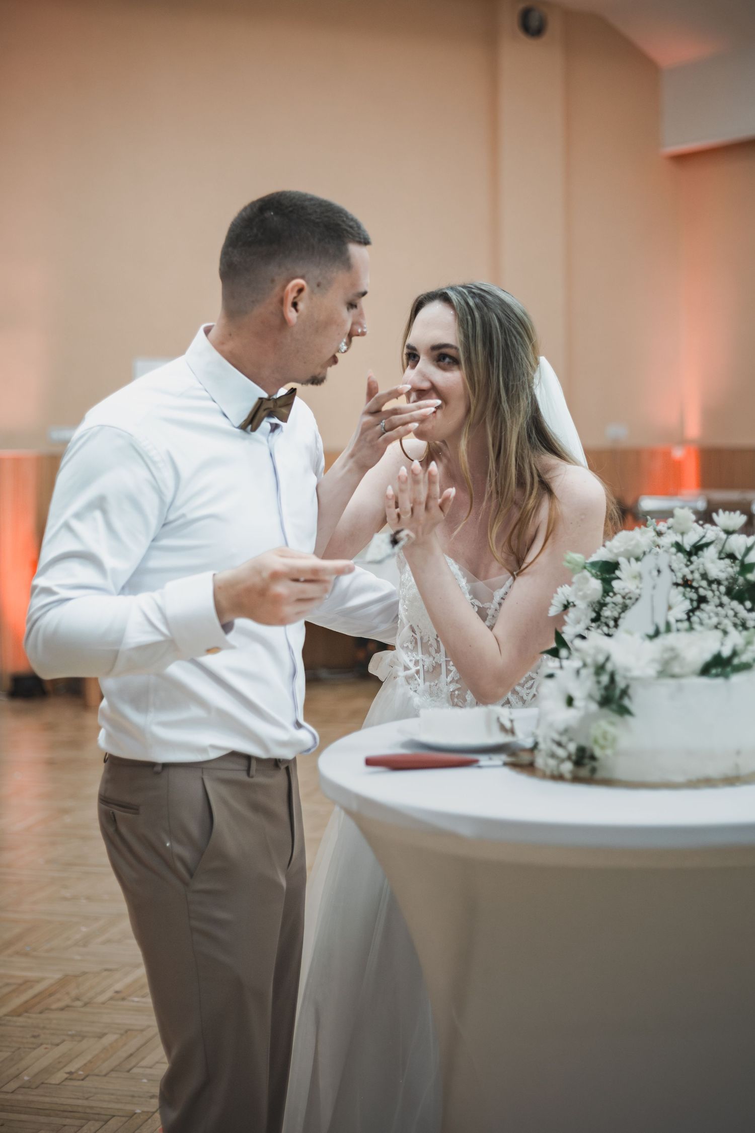 svadobný pár pri krájaní torty