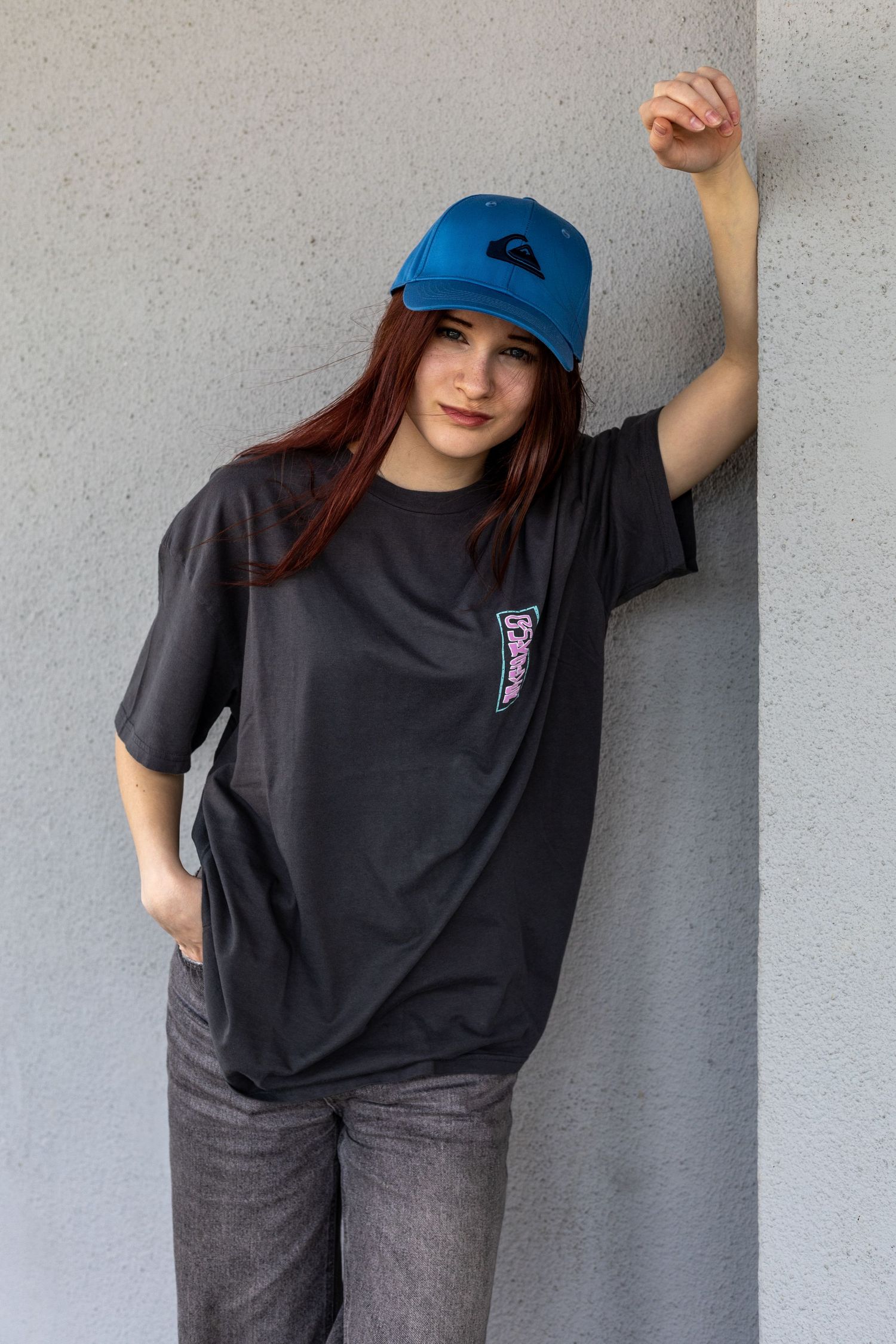modelka v modrej šiltovke