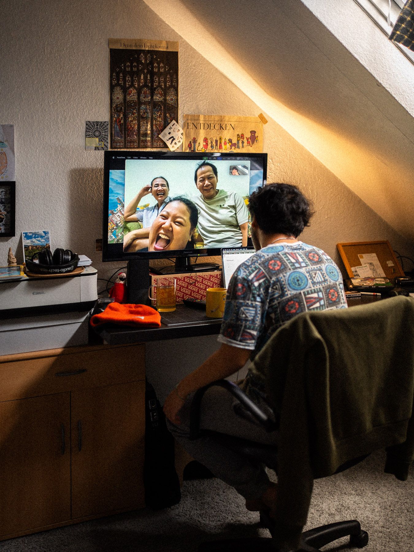 Nico an seinem Schreibtisch in seinem WG Zimmer in Hannover, beim FaceTime Gespräch mit seiner Familie in Indonesien