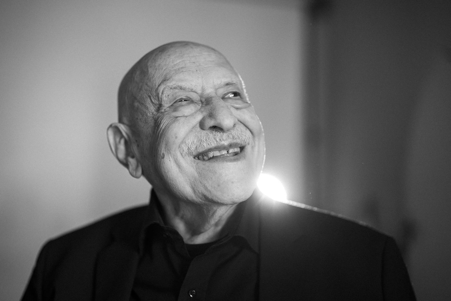Portrait von Giora Feidman, lachend
