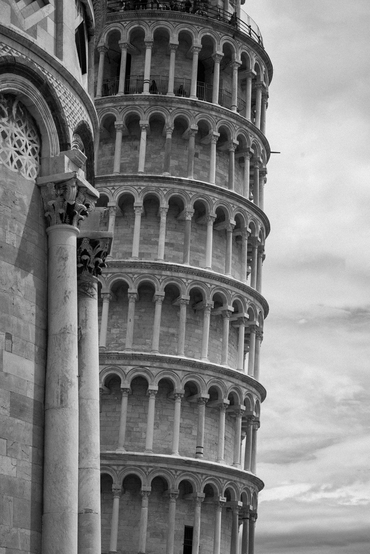 Abstrakte Ansicht des Schiefen Turms von Pisa und einem angrenzenden Gebäude