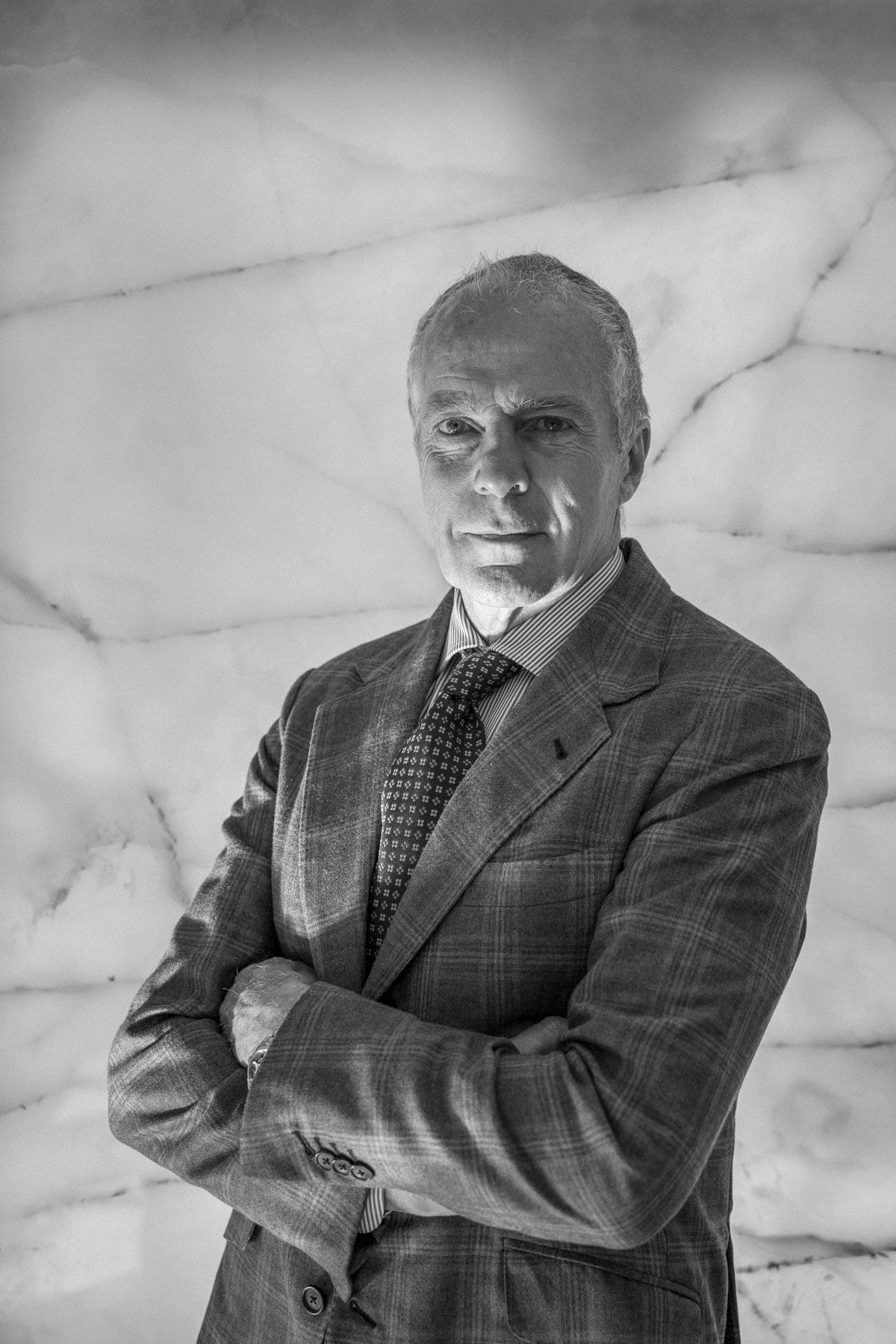 Portrait von Erich Lucchetti, Marmorunternehmer und Präsident des Arbeitgeberverbandes in der Toscana, vor einer Marmorwand in Carrara