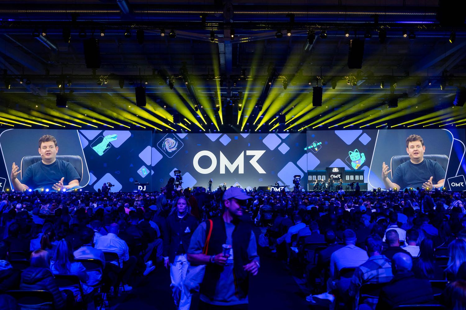 Übersicht über die Hauptbühne des OMR Festivals Hamburg mit Head of ChatGPT Nick Turley von OpenAI im Gespräch