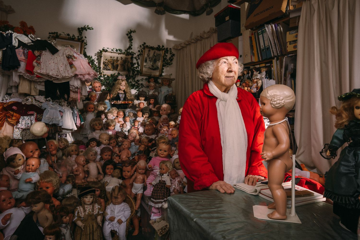 Portrait von Christel Bechter, 78, Puppenrestauratorin, zwischen 40-80 Puppen in ihrer Werkstatt in Hannover