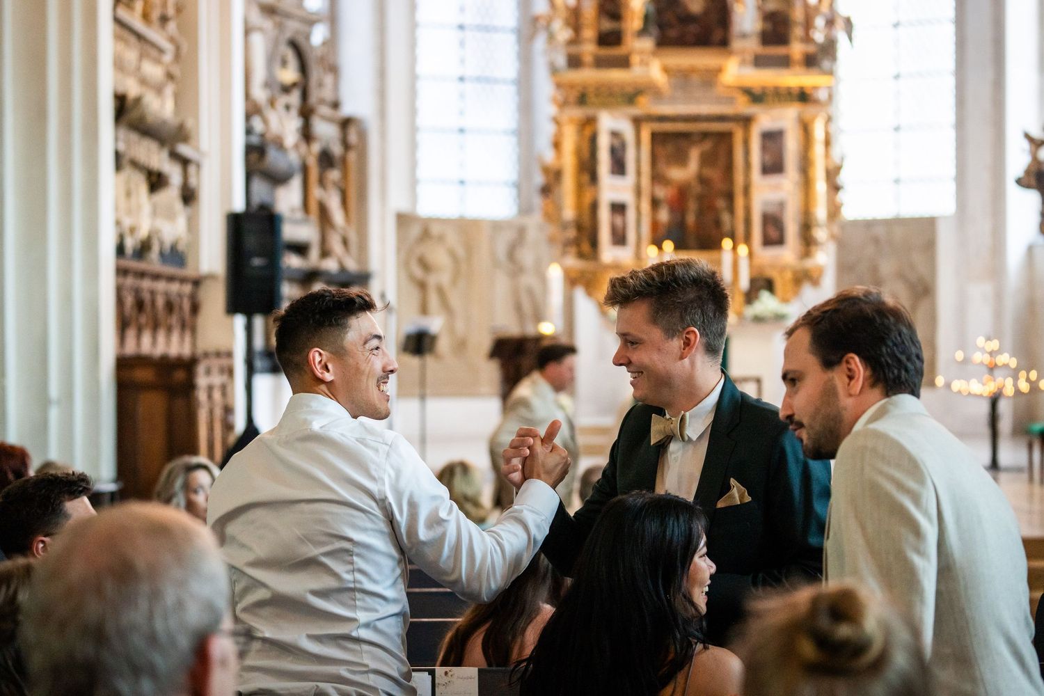 Gäste grüßen sich vor der Trauung in der Stadtkirche Celle