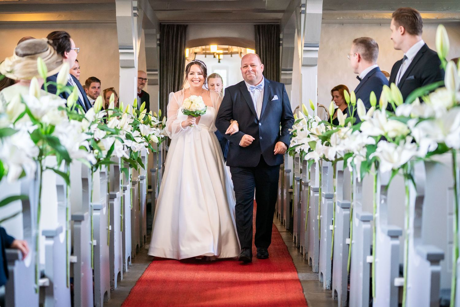 Braut wird von ihrem Vater zum Altar in der St. Marien Kirche bei Hannover geführt.