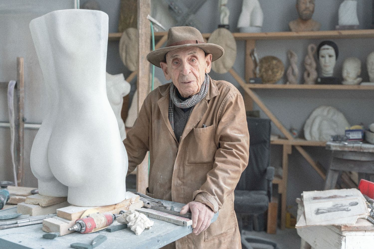 Portrait von Renzo Maggi, Bildhauer und Maler, in seinem Atelier in Carrara, Italien,  mit einer Statur