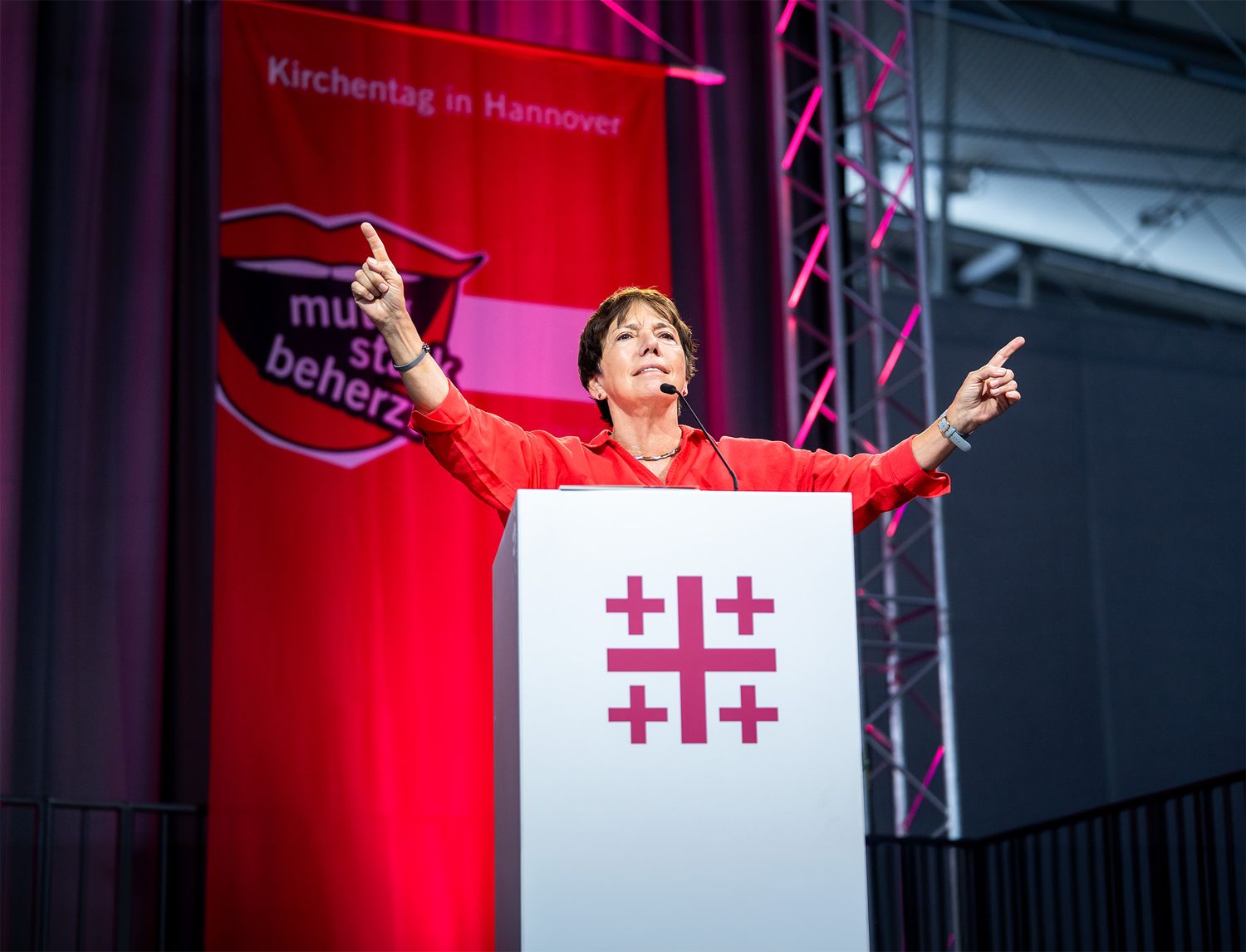 Margot Käßmann gestikuliert, während sie eine Rede auf dem Kirchentag in Hannover hält.