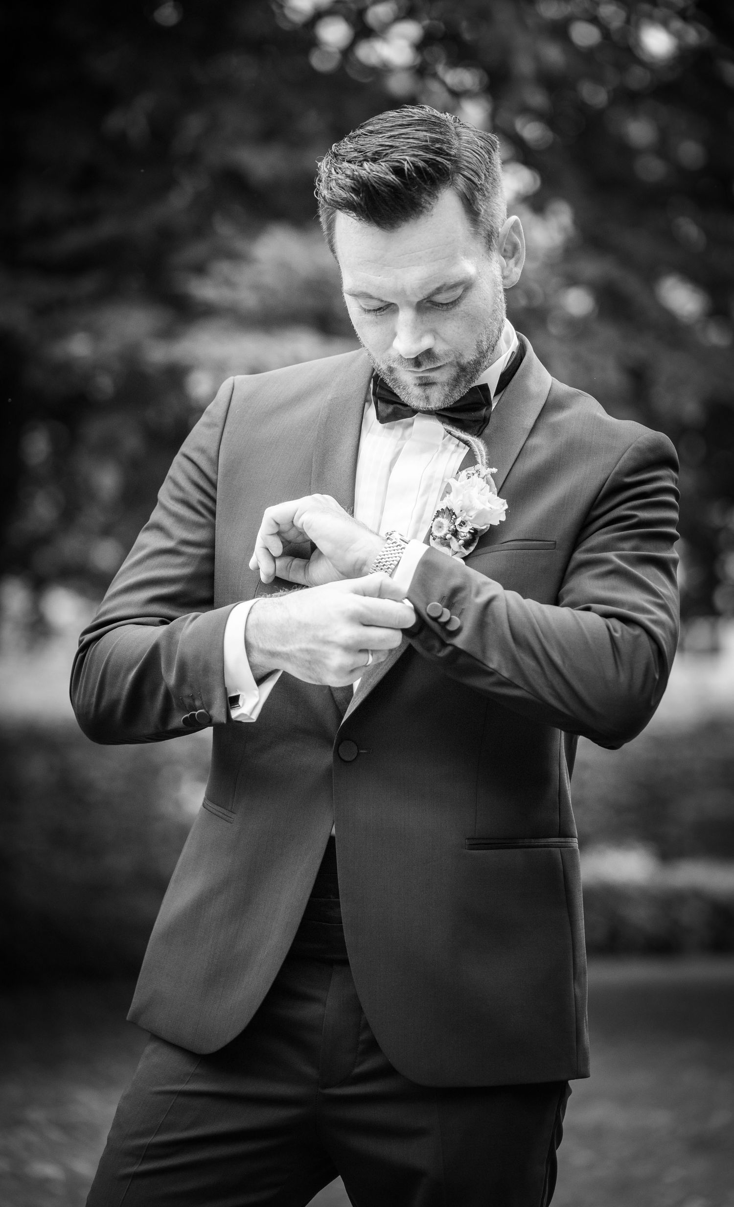 Portrait des Bräutigams während des Paarshootings