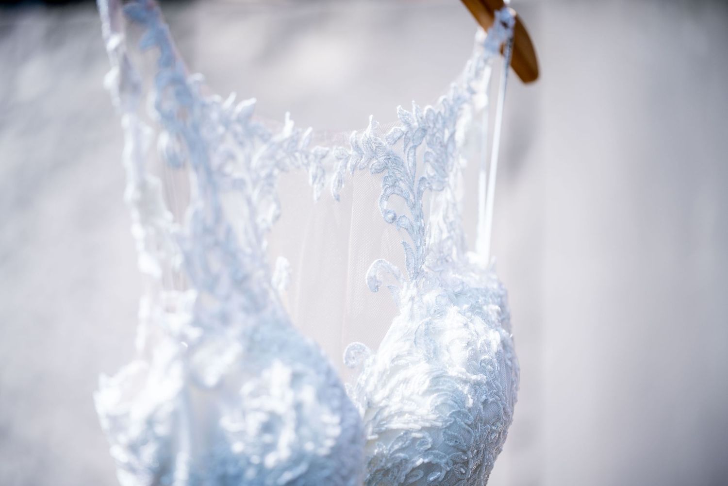 Detail des Brautkleids während des Getting Ready