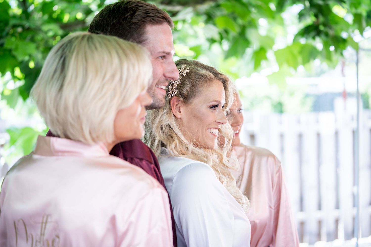 Braut mit Freunden und Trauzeugen beim Getting Ready