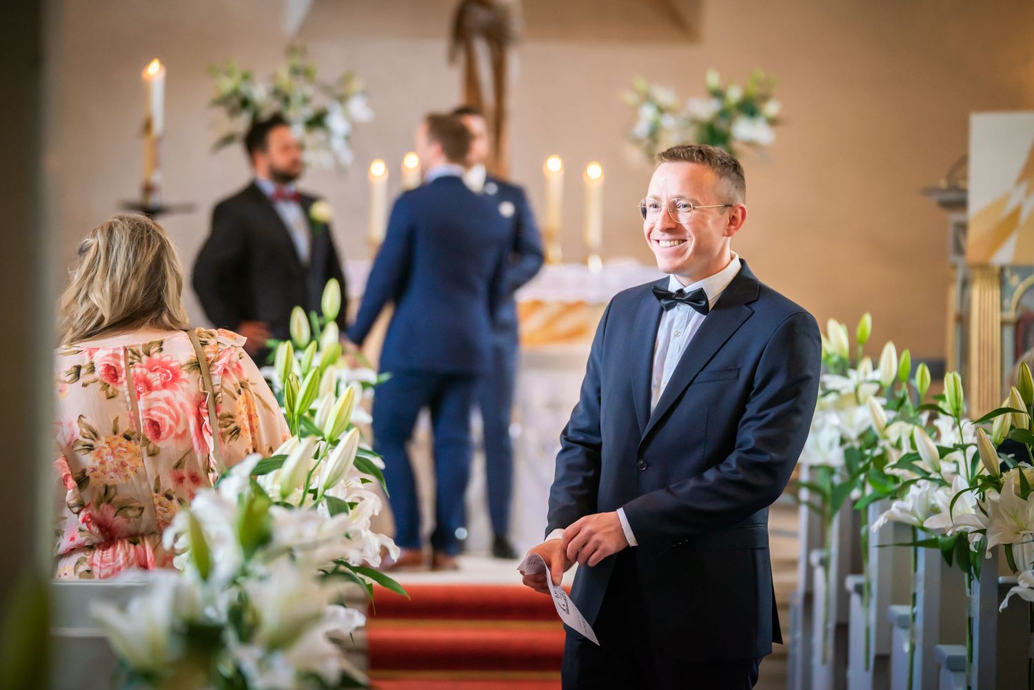 Hochzeitsgast lachend vor der Hochzeit in der St. Marienkirche bei Hannover