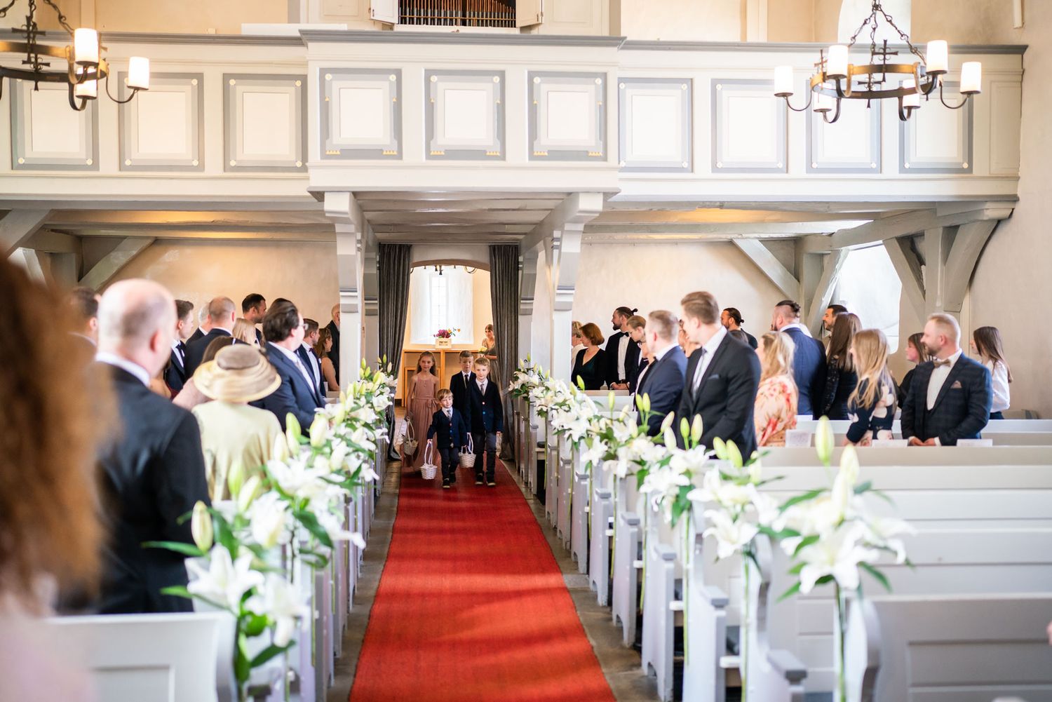 Blumenkinder betreten die St. Marienkirche bei Hannover vor der Zeremonie
