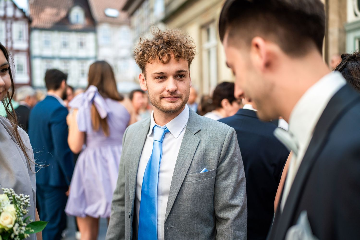 Zwei Gäste nach der Trauung vor der Stadtkirche Celle