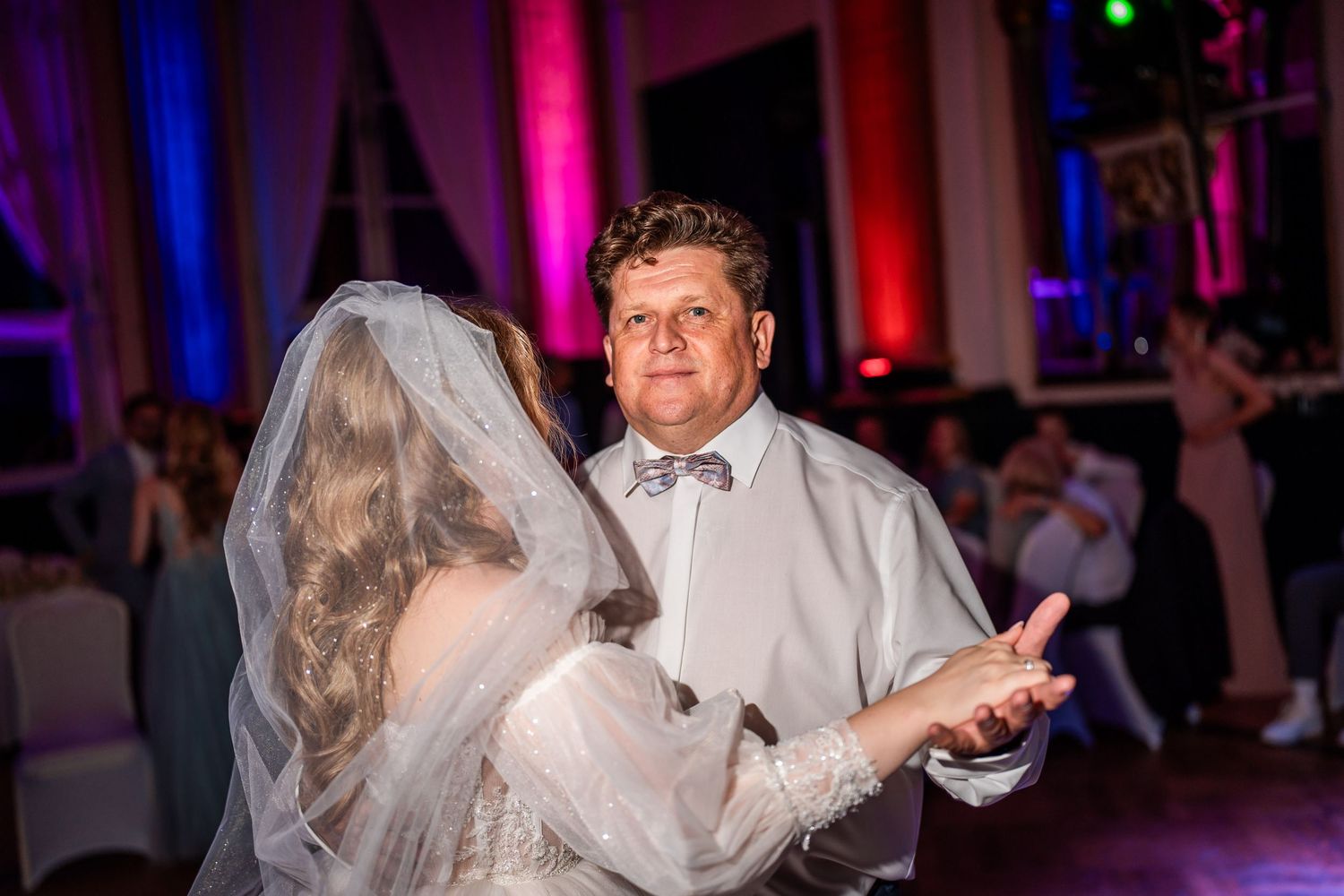 Die Braut tanzt mit ihrem Vater beim ersten Tanz