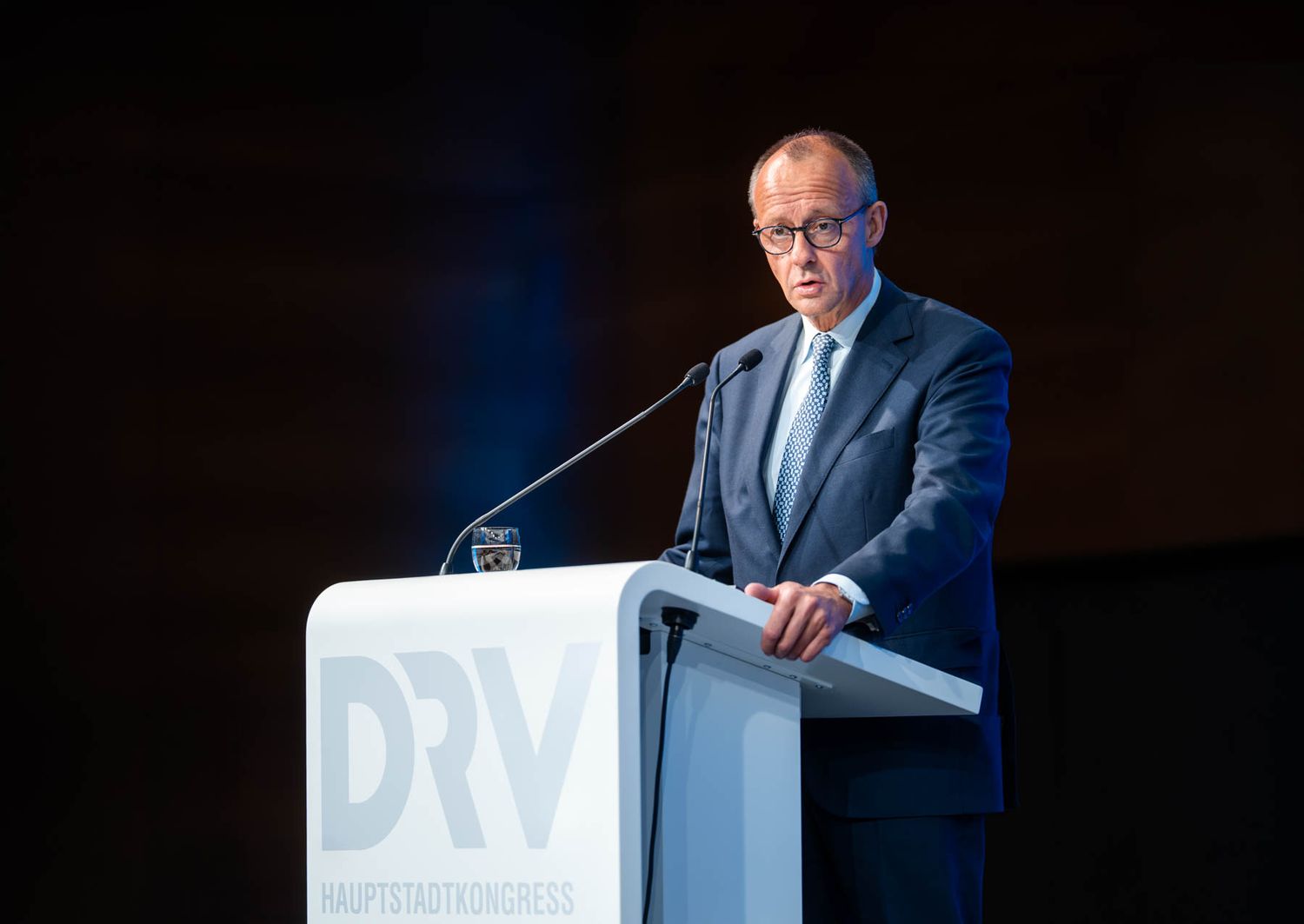 Bundeskanzler Friedrich Merz hält eine Rede beim Hauptstadtkongress des Deutschen Reiseverbandes DRV