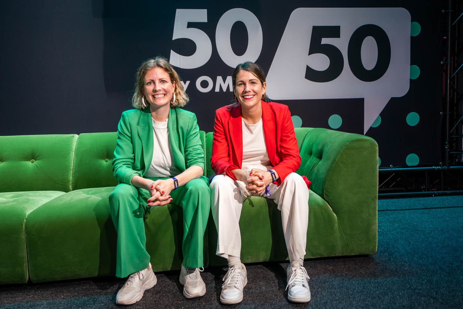 Portrait von zwei Gründerinnen auf einem grünen Sofa auf dem OMR Hamburg