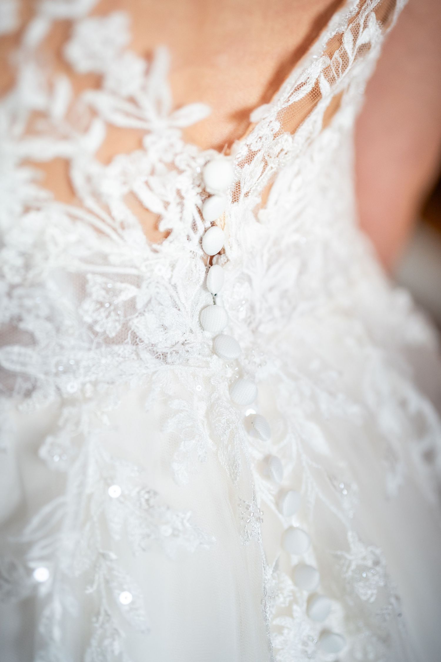 Detail des Kleids der Braut beim Getting Ready vor der Hochzeit