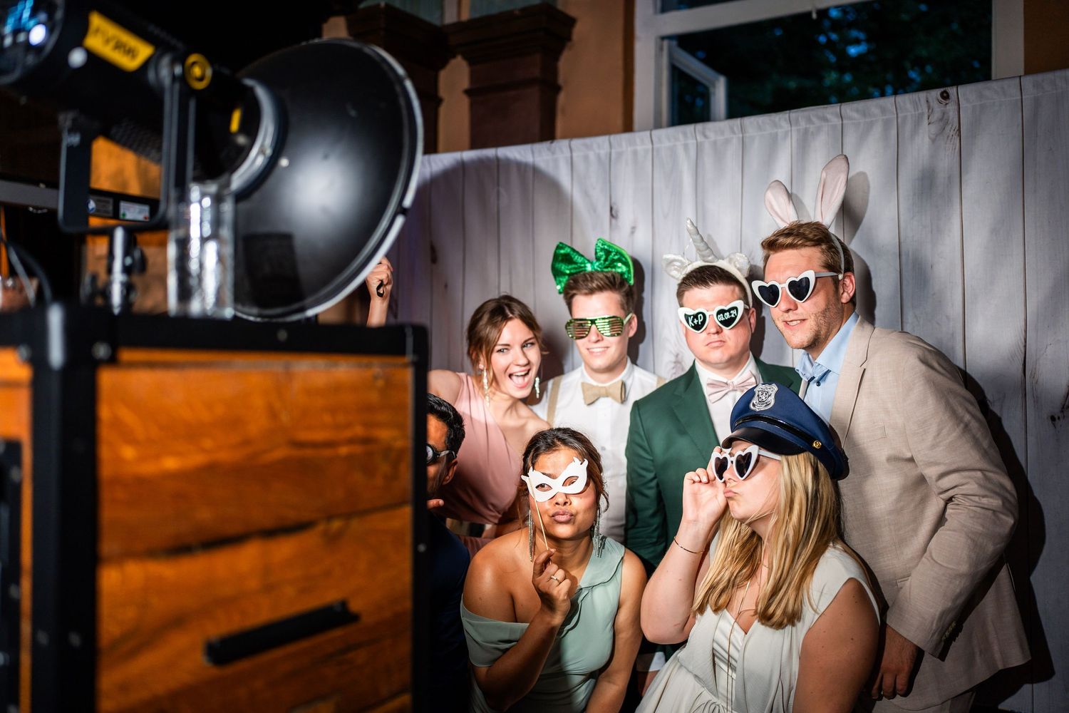 Hochzeitsgäste machen ein Foto mit einer Fotobox und Brillen