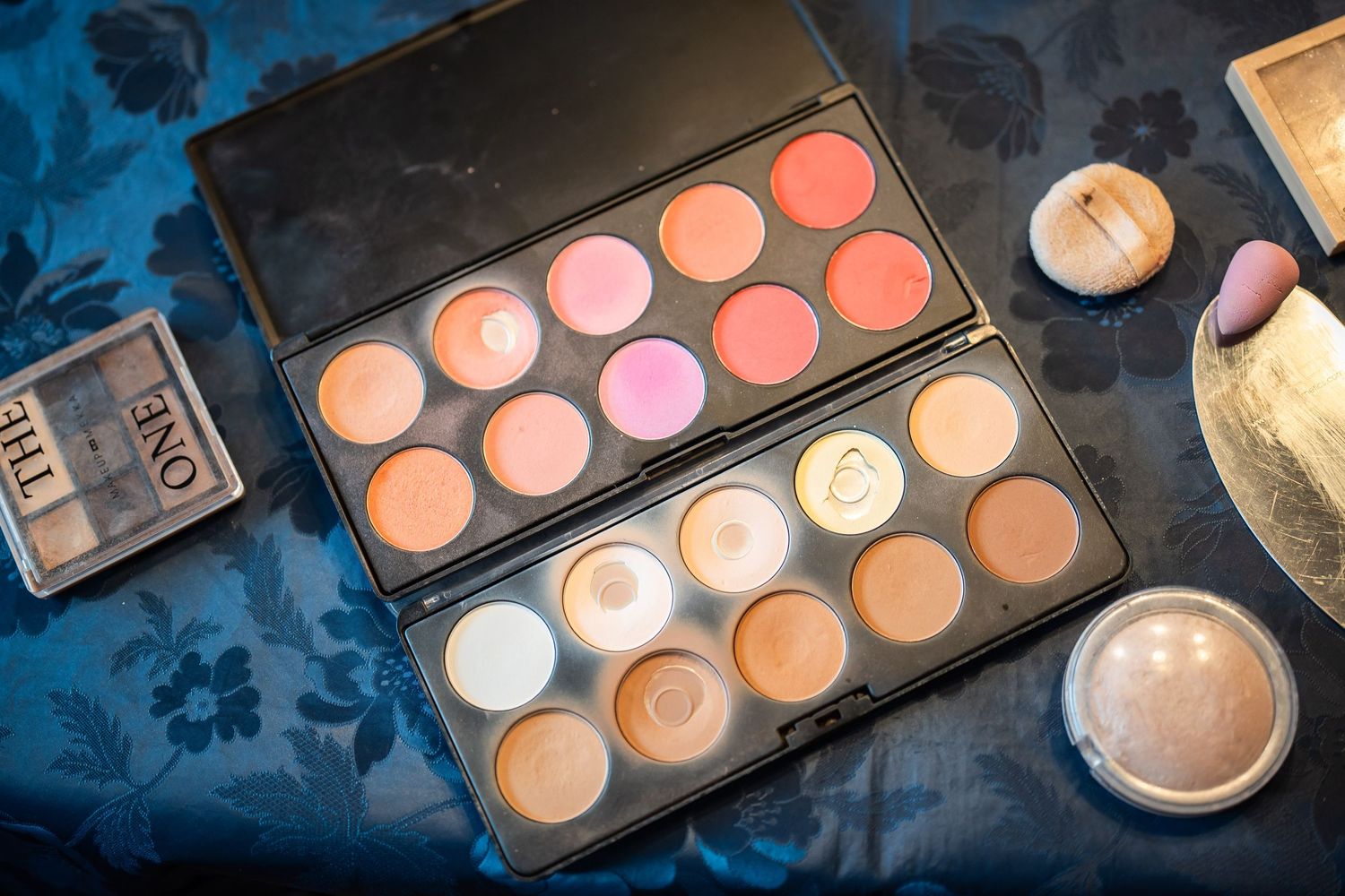 Detail einer Make-Up Kassette der Stylistin beim Getting Ready vor der Hochzeit