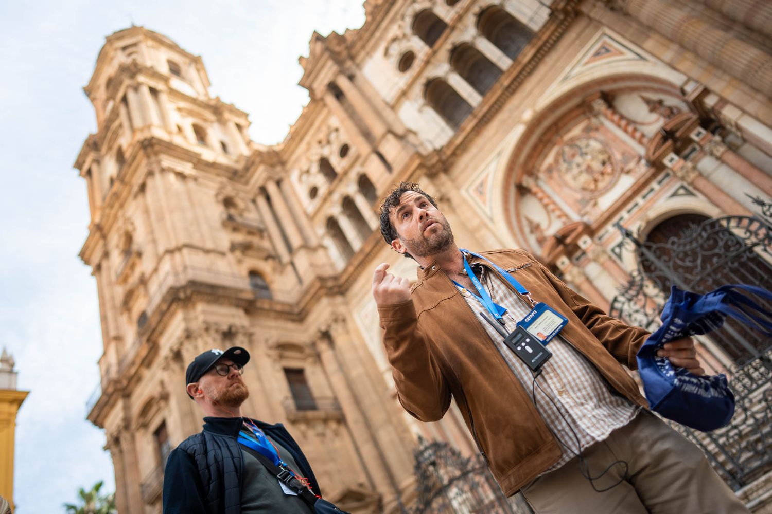 Stadtführer vor Santa Iglesia Catedral Basílica de la Encarnación in Málaga im Gespräch mit einer Reisegruppe