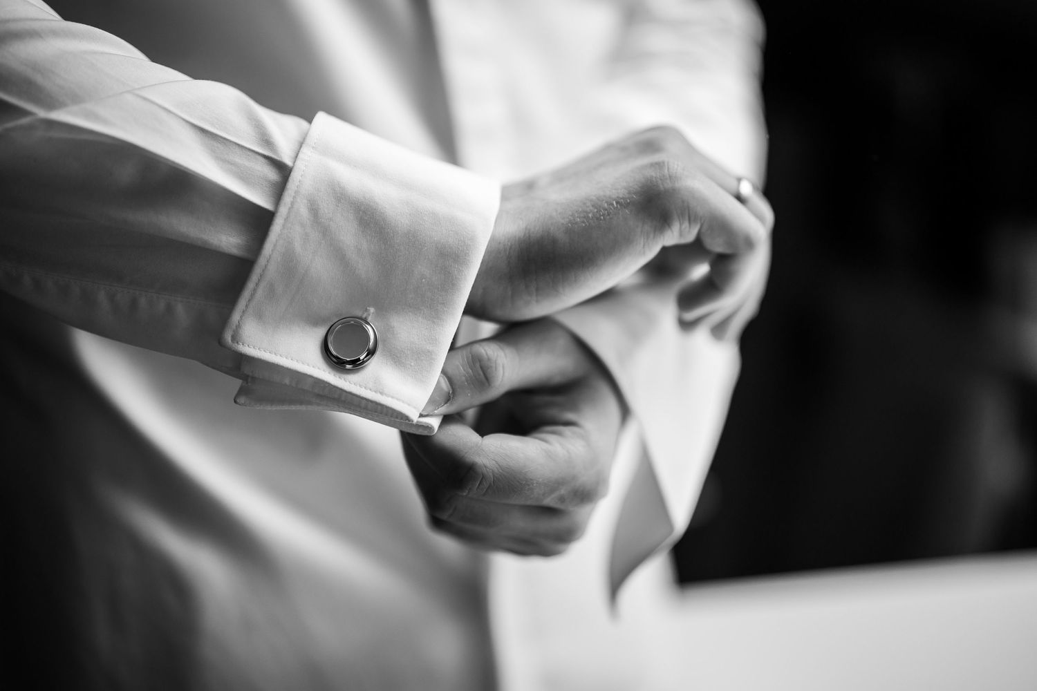 Detail eines Manschettenknopfes des Bräutigams beim Getting Ready vor seiner Hochzeit
