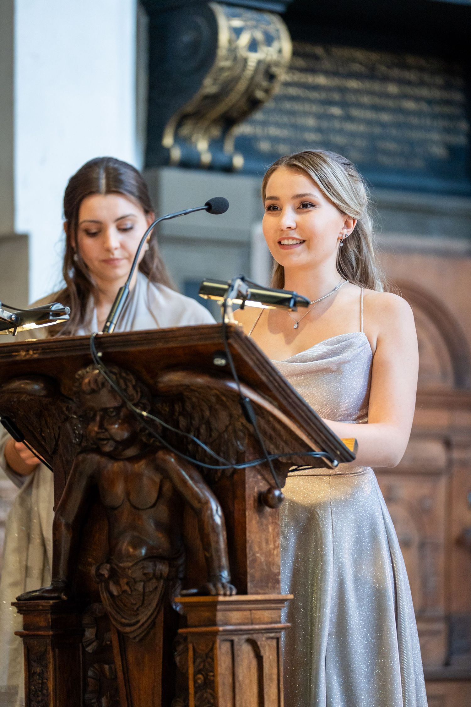 Trauzeuginnen halten die Traurede am Pult in der Stadtkirche Celle