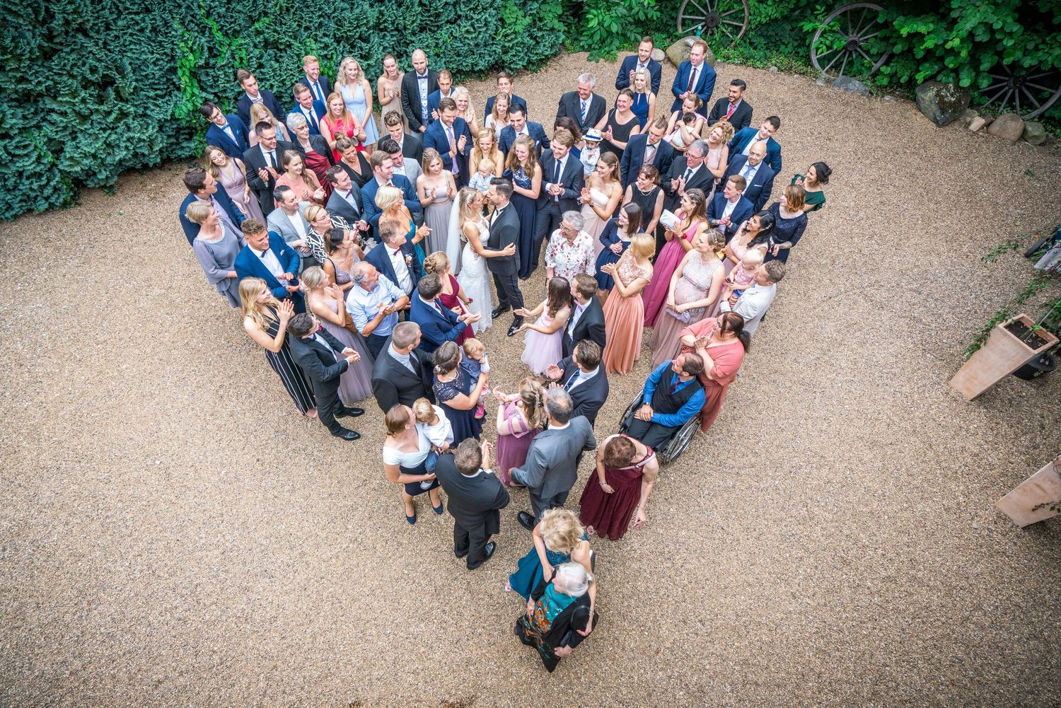 Gruppenfoto der Hochzeitsgesellschaft in Herzform