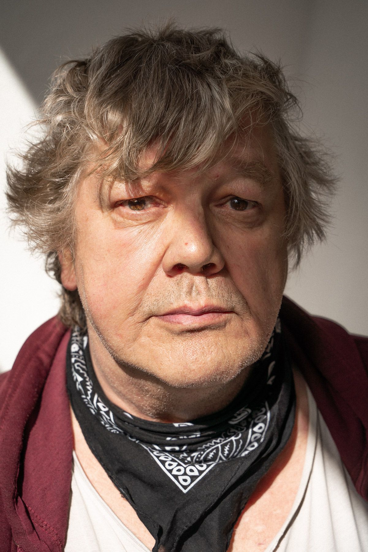 Portrait von Torsten Herrmann, auch bekannt als Doc Mabuse, Hamburger Punk Legende und Hausbesetzer der Hafenstraße, auf dem Balkon