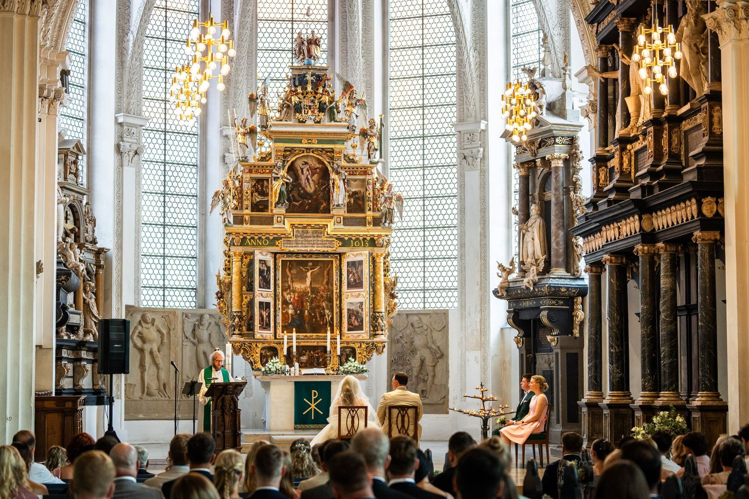 Übersicht der Stadtkirche Celle mit Hochzeitsgesellschaft