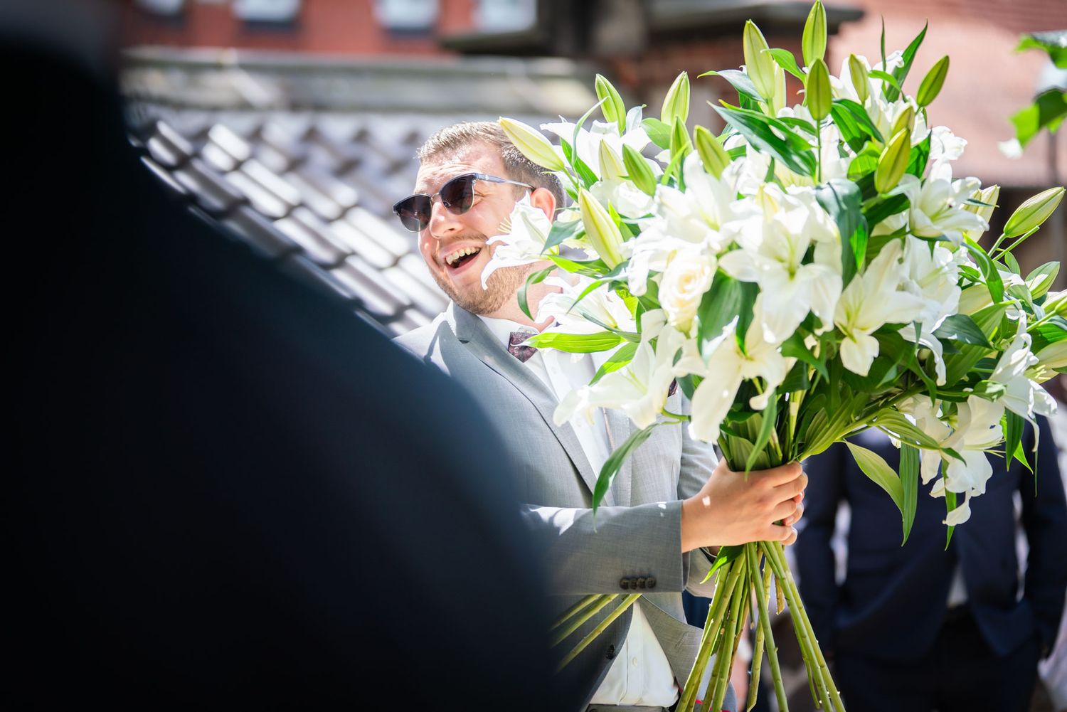 Hochzeitsgast mit Blumenschmuck