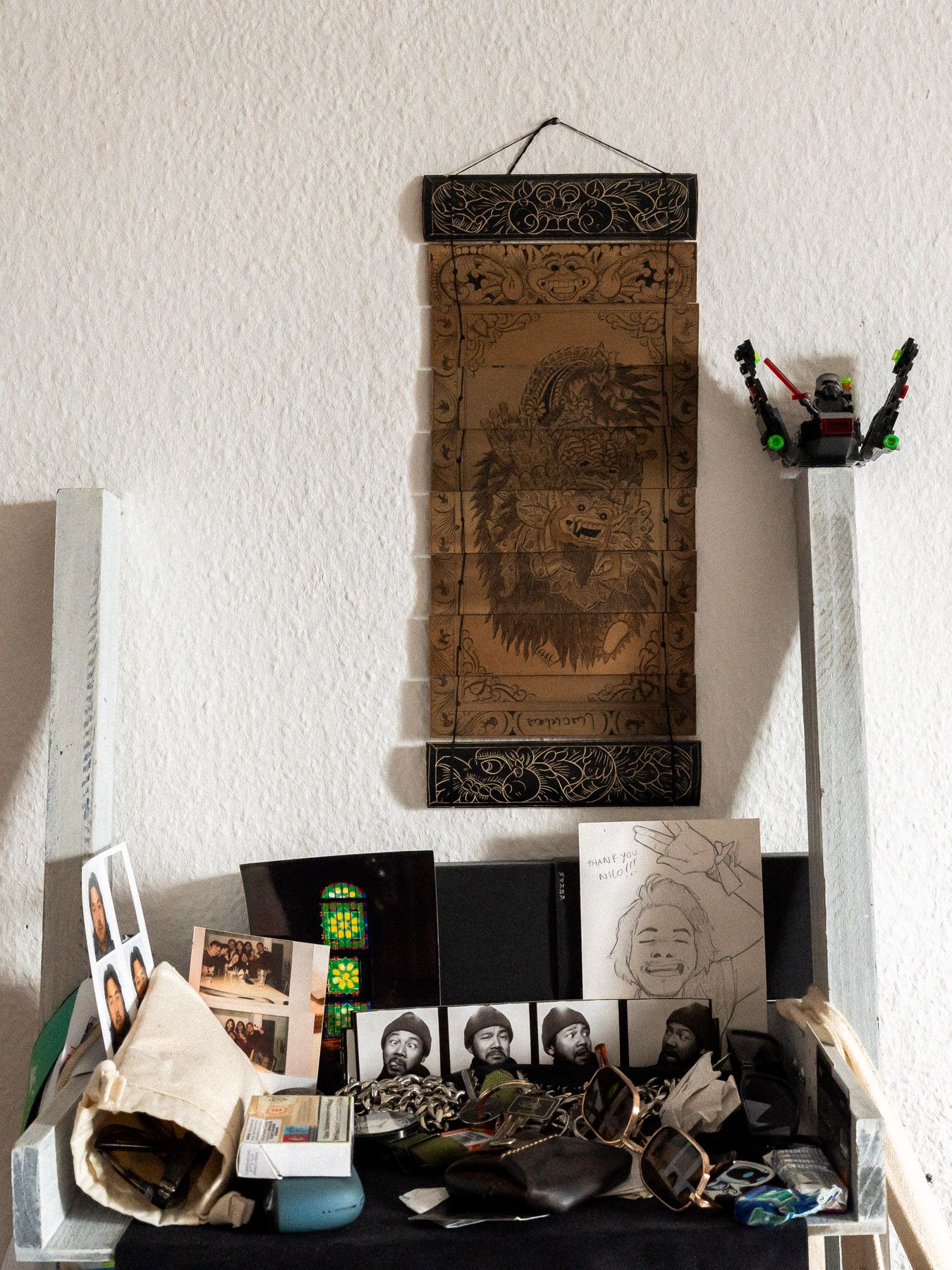 Sammlung von Nicos persönlichen Gegenständen und Erinnerungen an Indonesien auf einem Regal in seinem WG Zimmer in Hannover