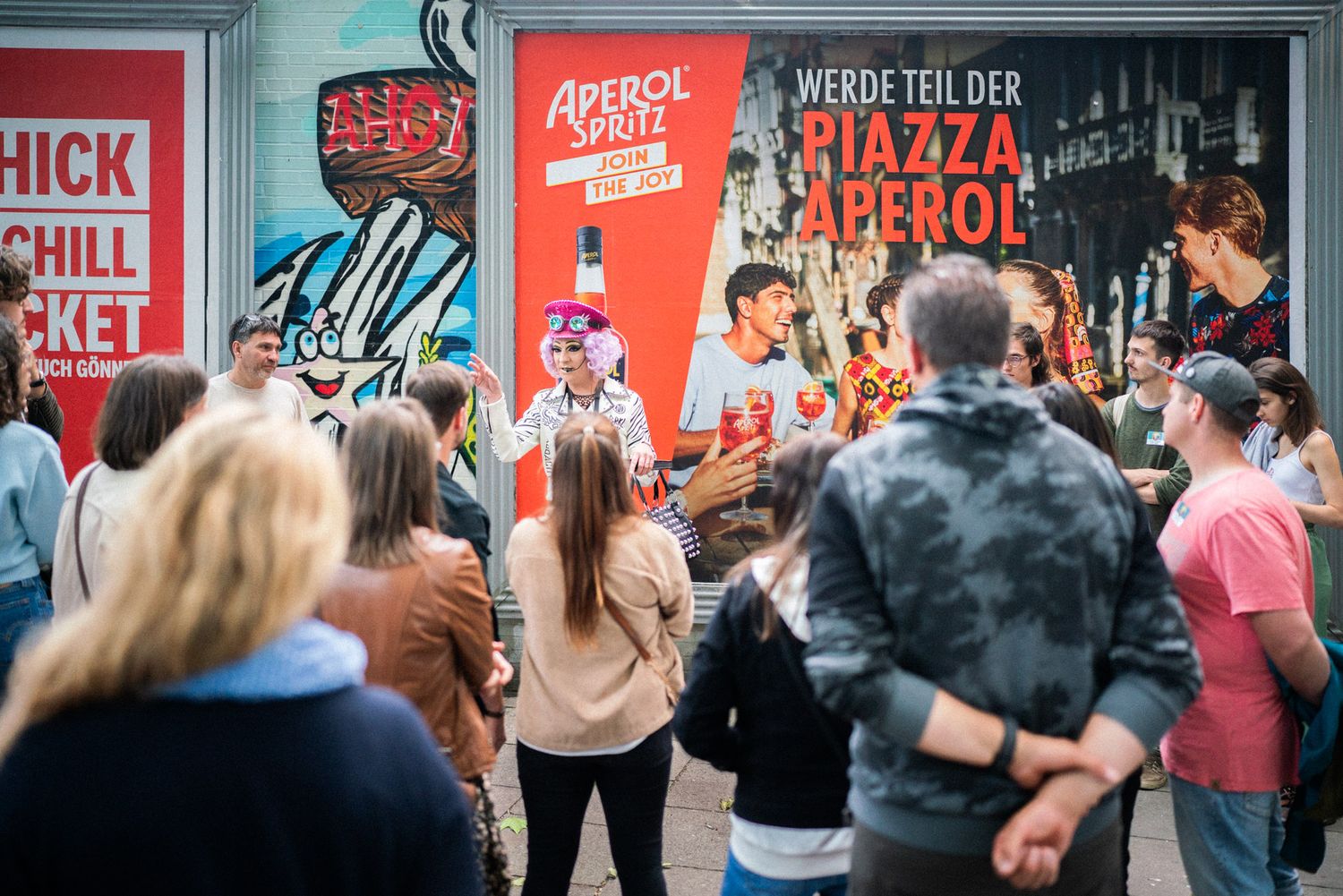 Fanny Funtastic redet vor einer Gruppe bei einer Stadtführung in St. Pauli