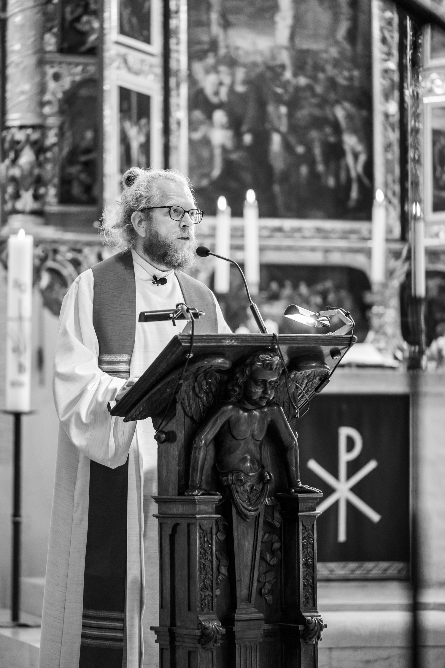 Pastor Hagen Mewes bei einer Traurede am Pult in der Stadtkirche Celle