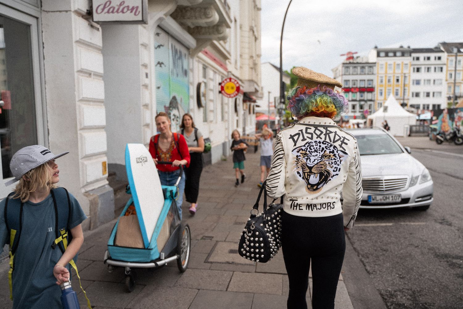 Fanny Funtastic wird auf dem Weg durch St. Pauli von einem Kind gemustert