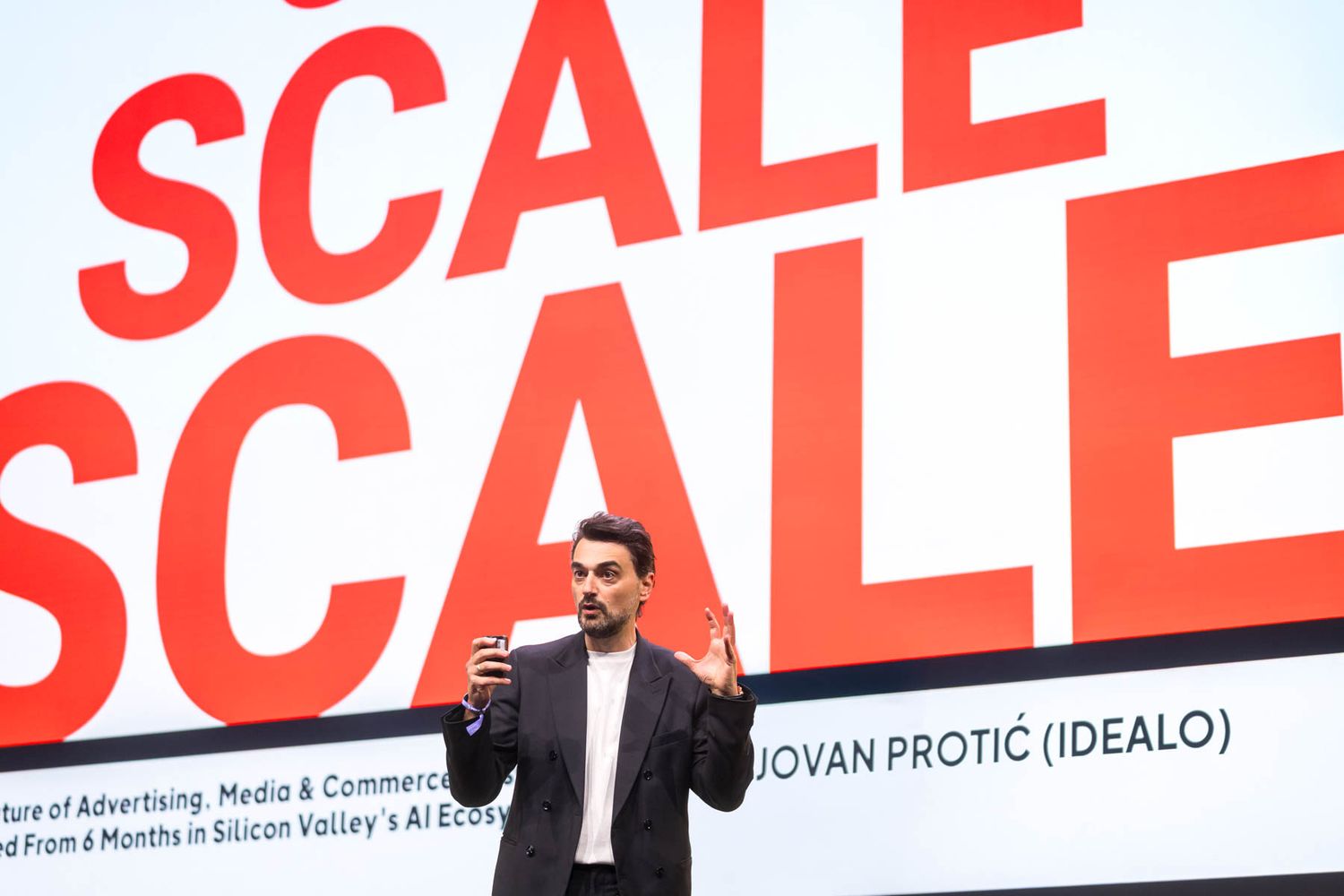 Jovan Protic hält eine Rede auf dem OMR Festival in Hamburg