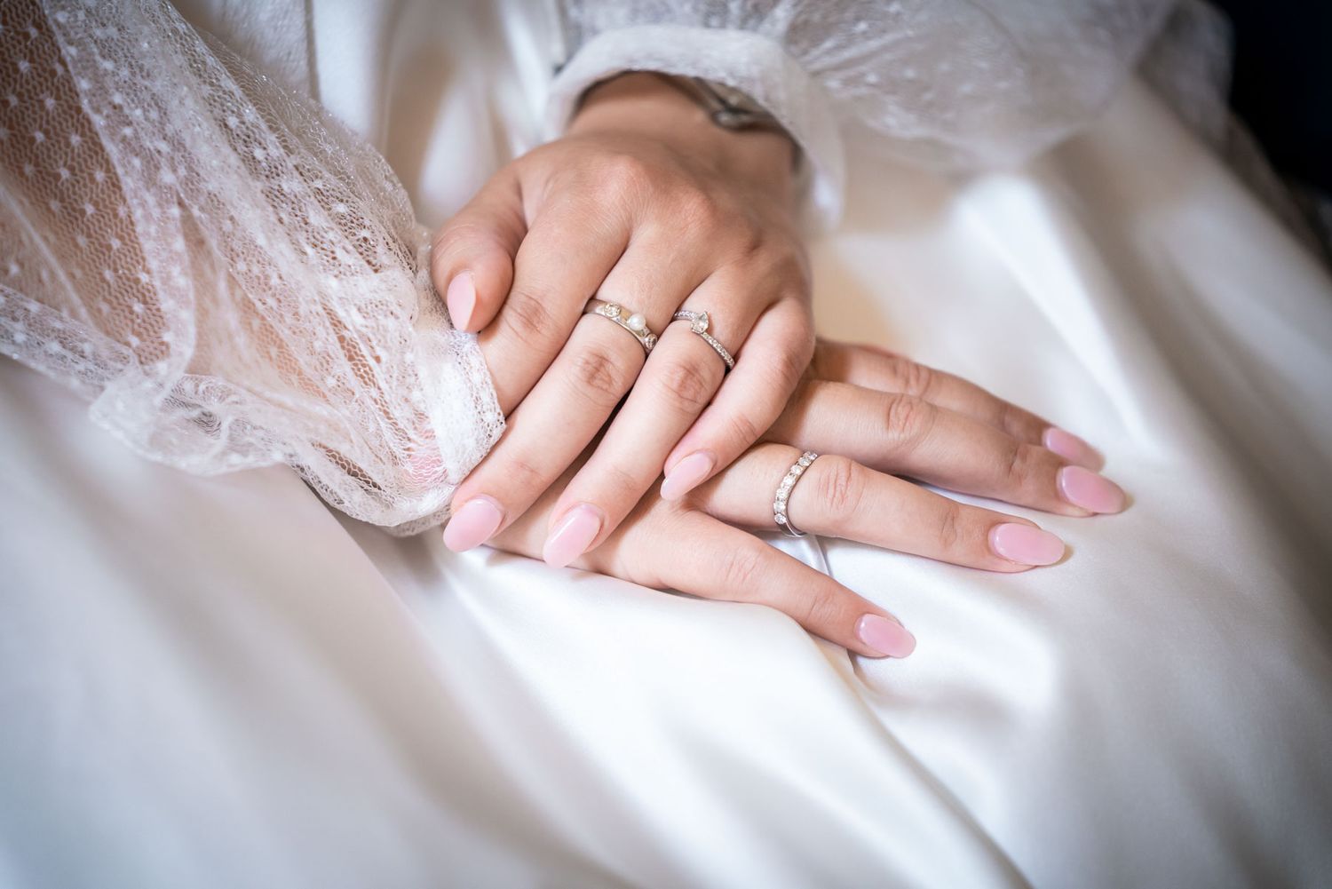 Hände der Braut mit Ringen