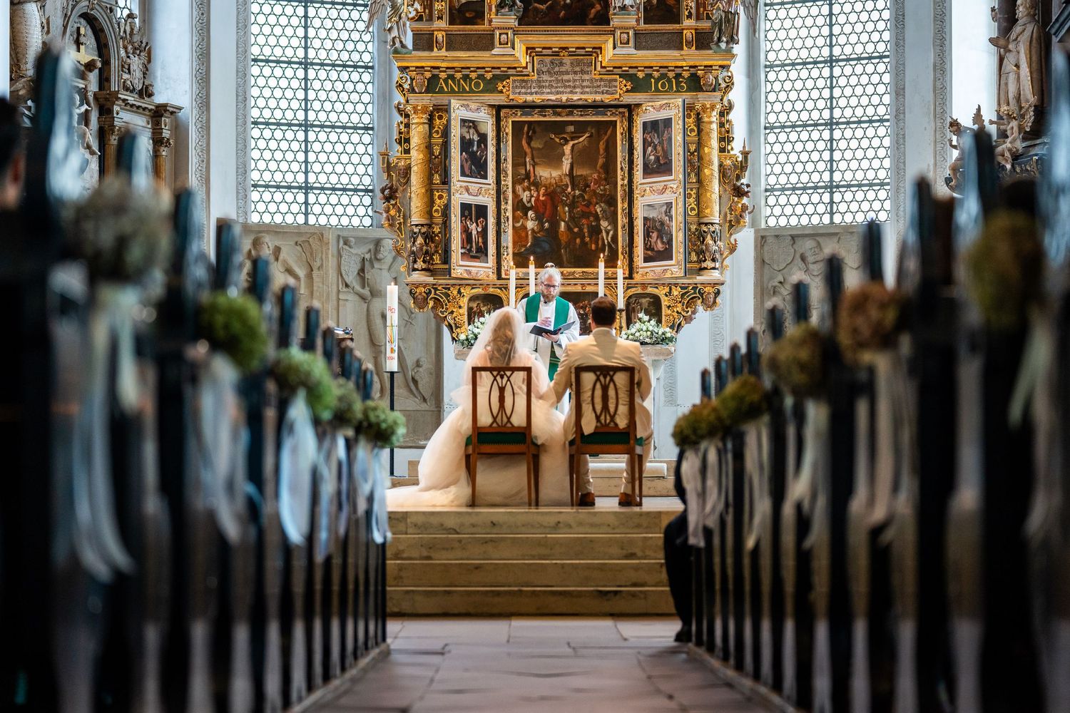 Blick durch den Gang auf das sitzende Brautpaar in der Stadtkirche Celle