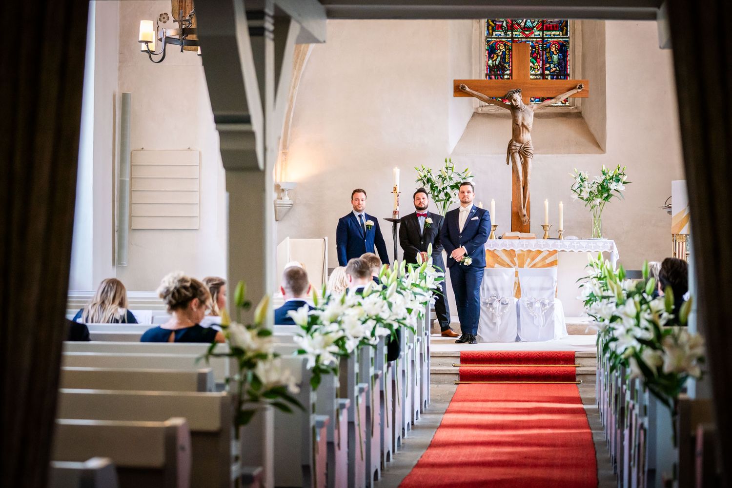 Bräutigam und Trauzeugen lachend vor der Hochzeit in der St. Marienkirche bei Hannover
