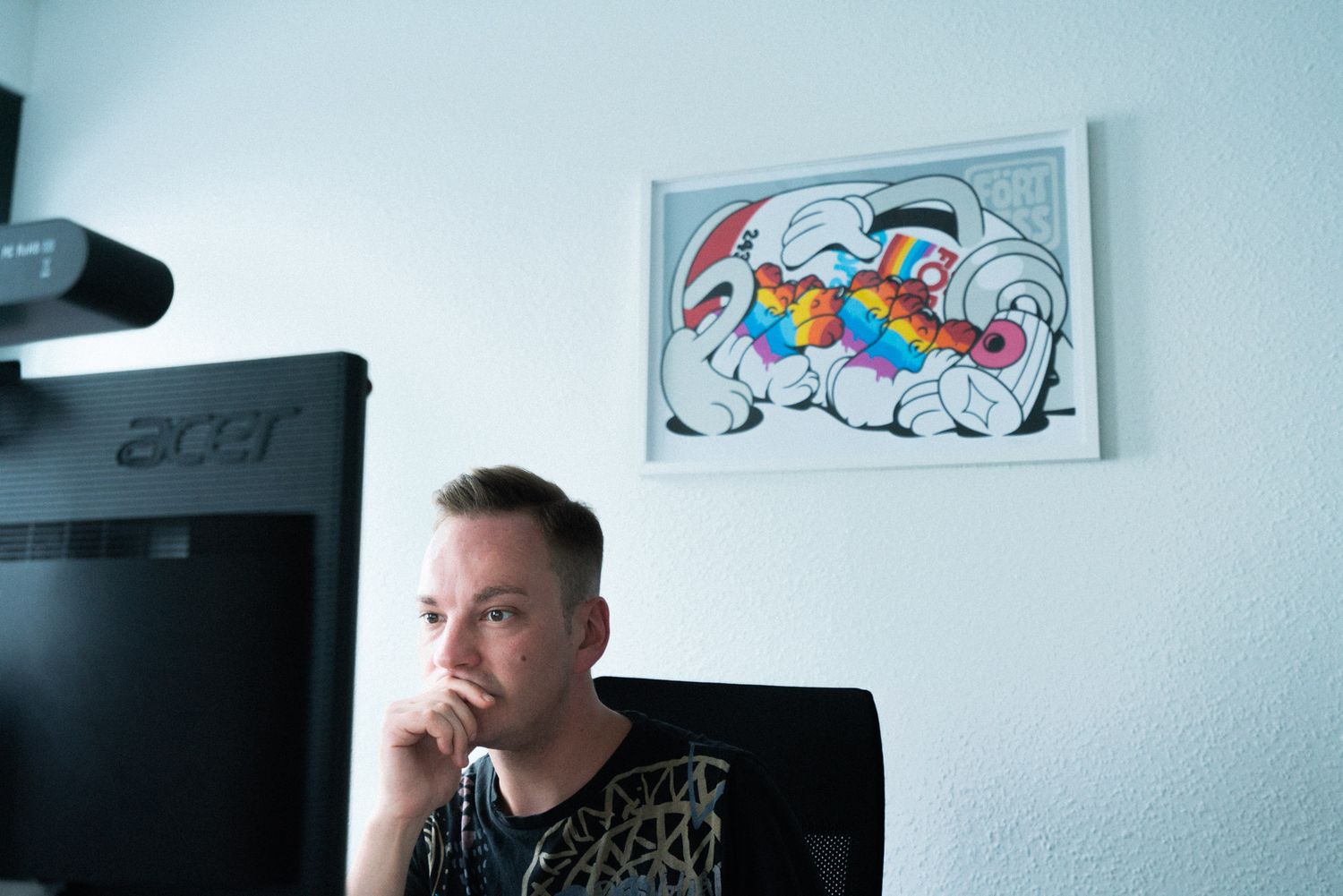 Christian schaut an seinem Arbeitsplatz auf einen Monitor