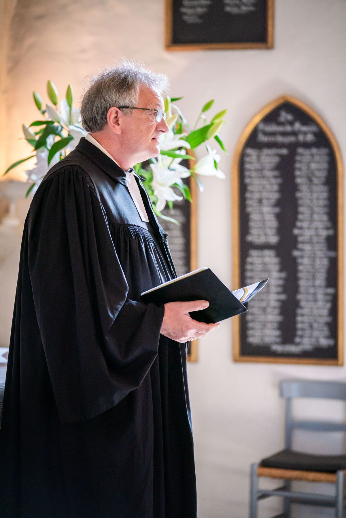 Pastor während der Predigt in der St. Marienkirche bei Hannover