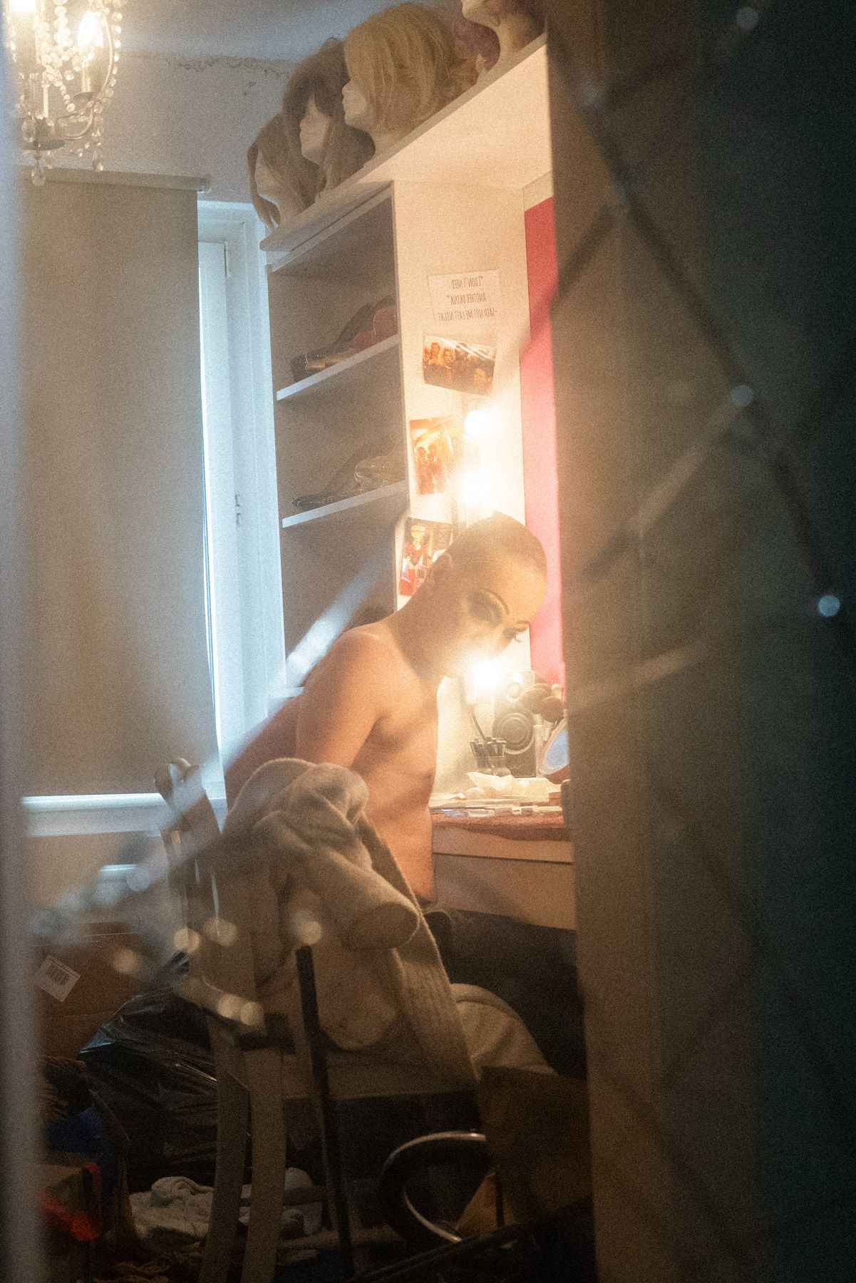 Christian sitzt in seinem Schminkzimmer und trägt Make-Up auf, um sich auf die Performance als Fanny Funtastic vorzubereiten