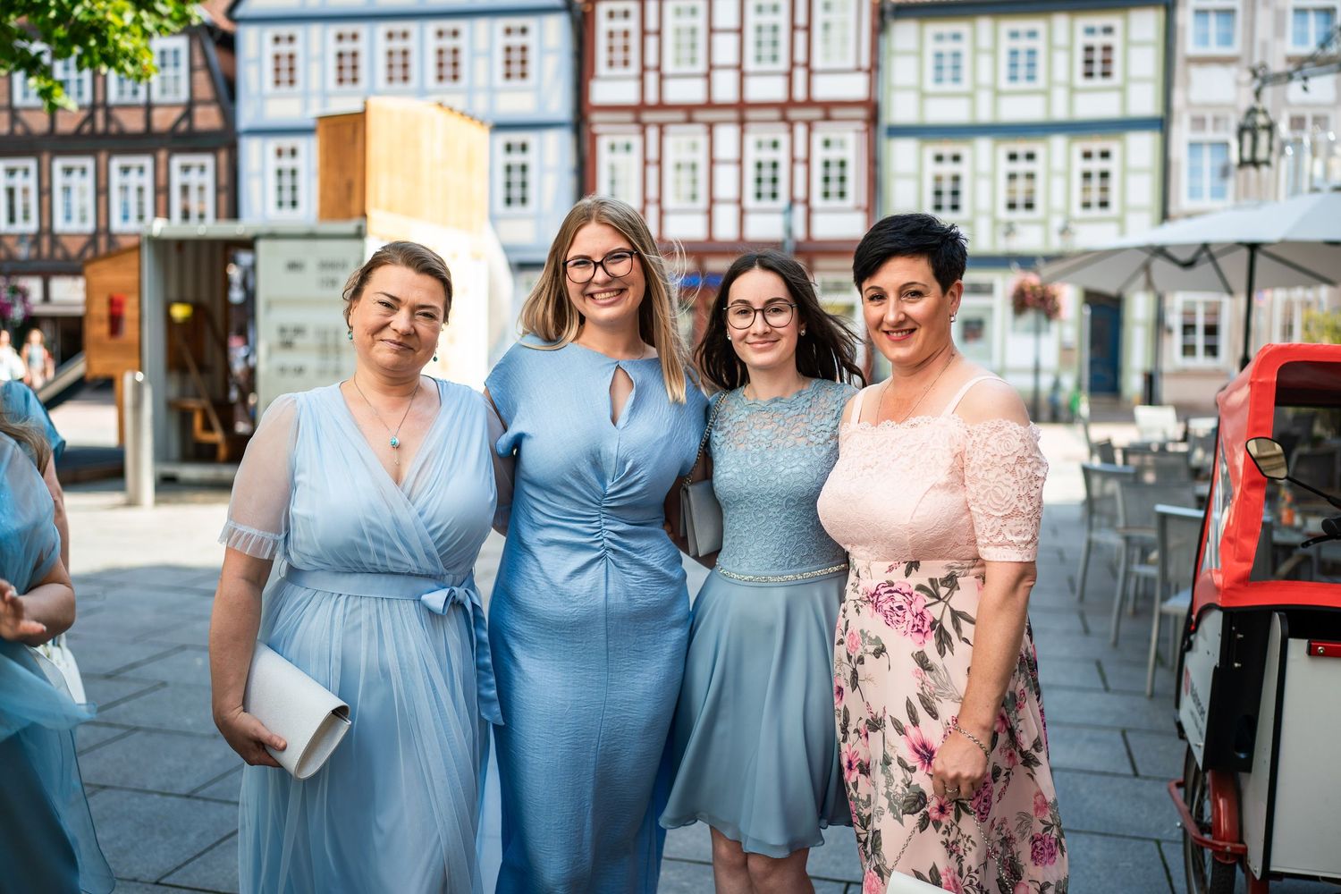 Gruppenfoto von vier Gästen vor der Stadtkirche Celle