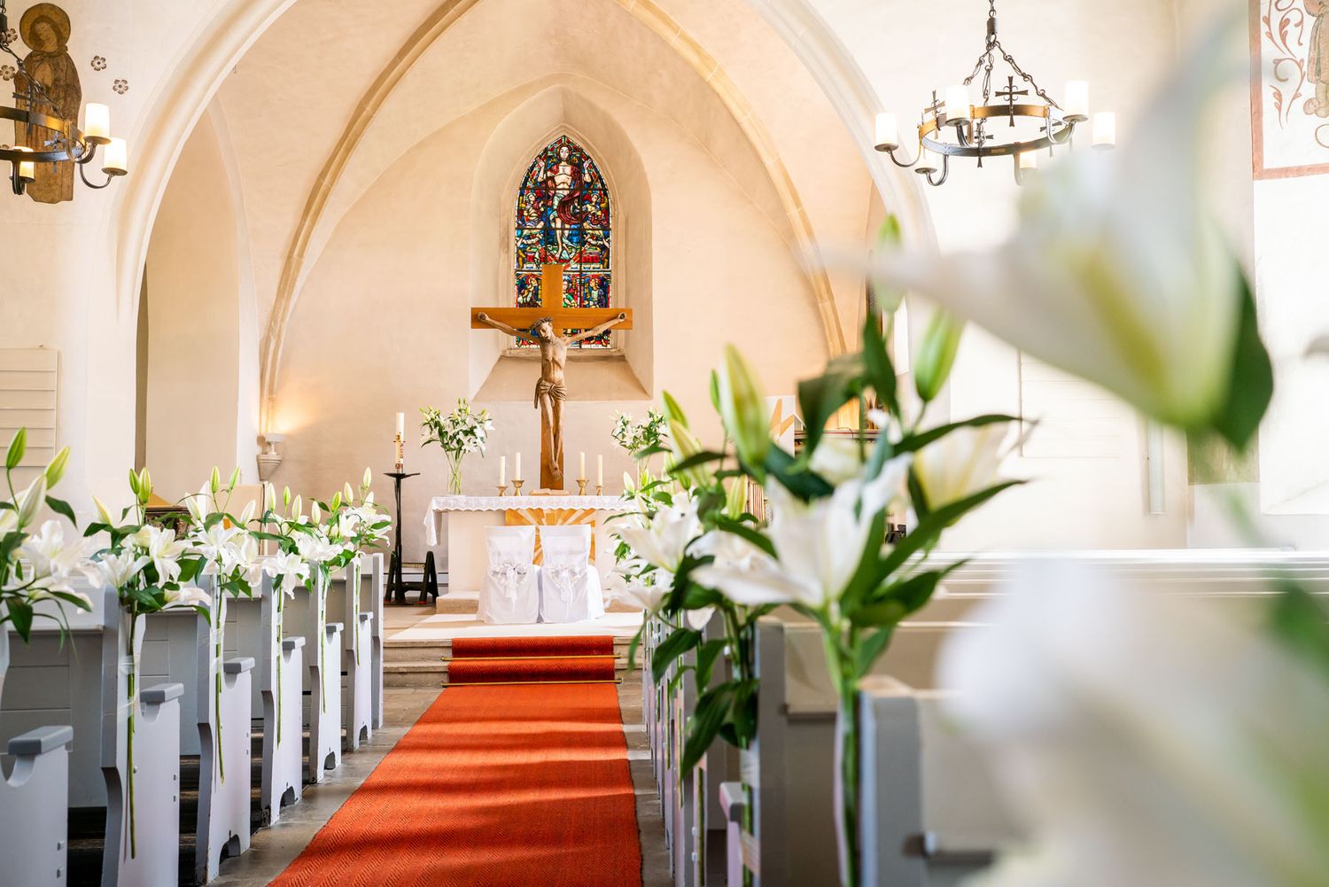 Übersicht St. Marien Kirche bei Hannover mit Dekorationen für eine Hochzeit