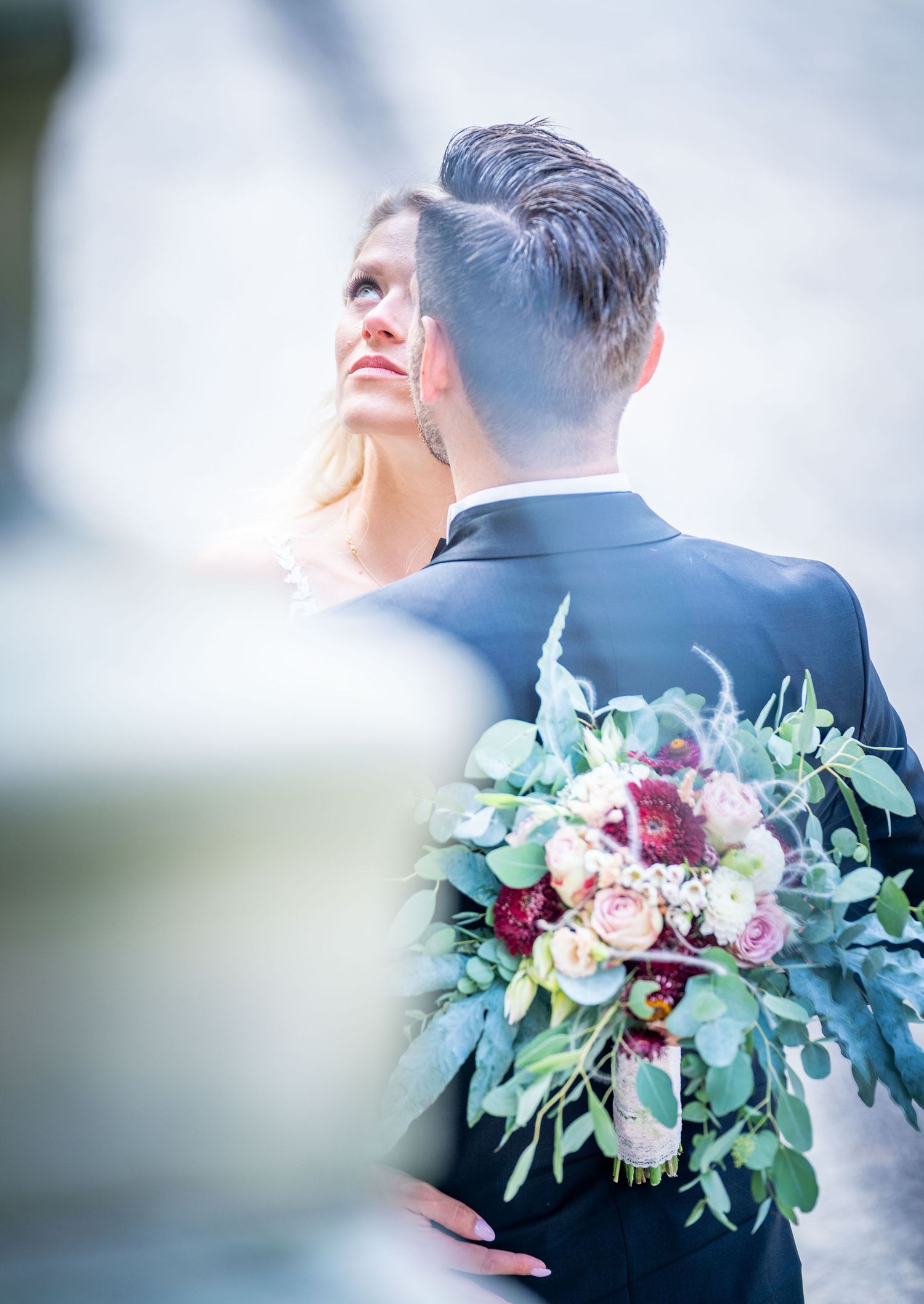 Portrait der Braut und des Bräutigams während des Paarshootings