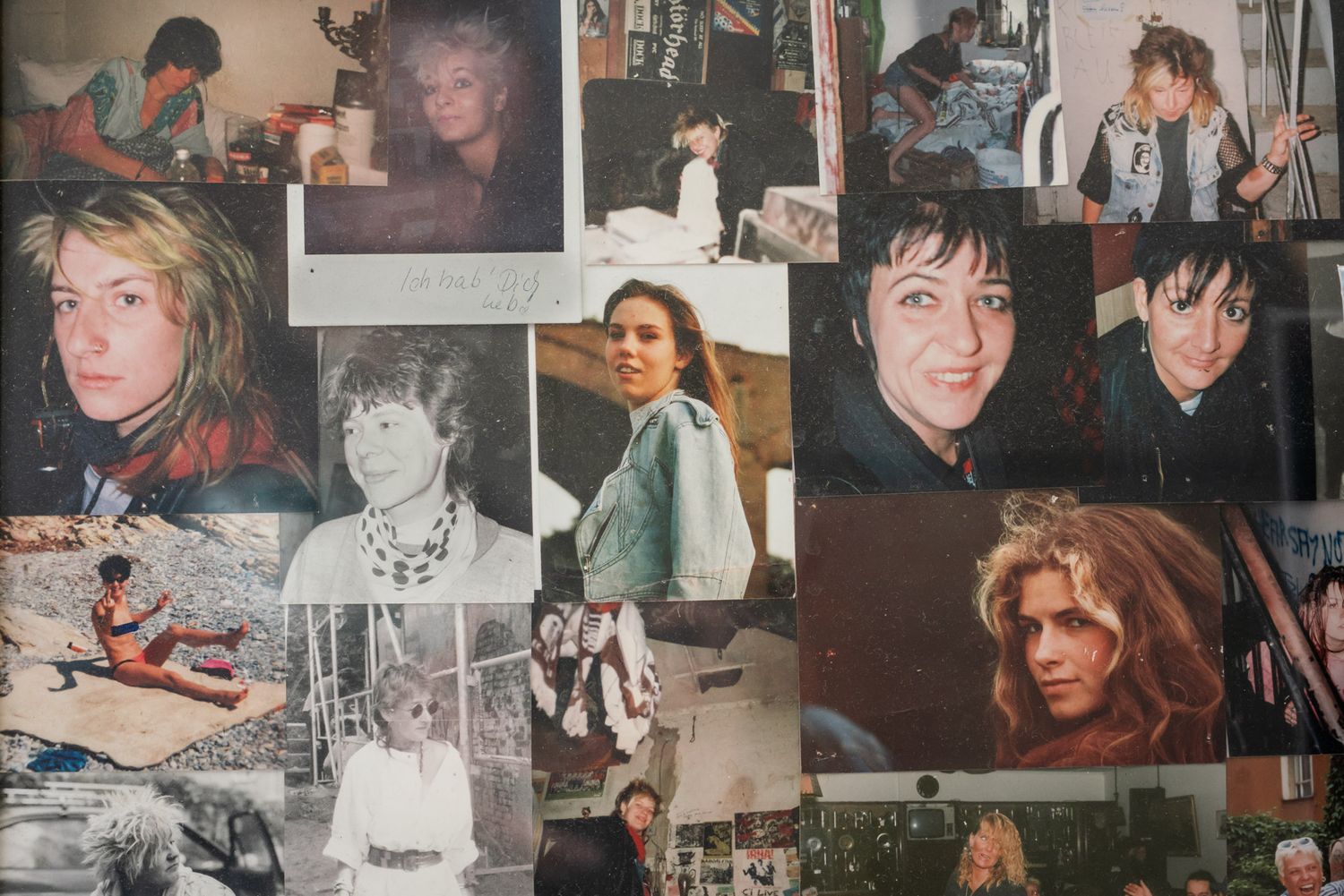 Bilderrahmen mit vielen gedruckten Bildern von Frauen darin, im Zimmer von Torsten Herrmanns Rehaeinrichtung