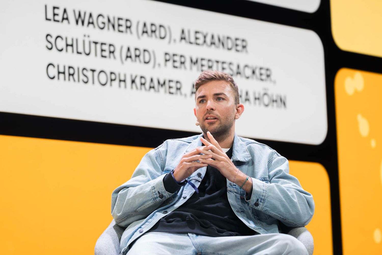 Fussballweltmeister Christoph Kramer im Interview auf der Bühne des OMR Festival in Hamburg