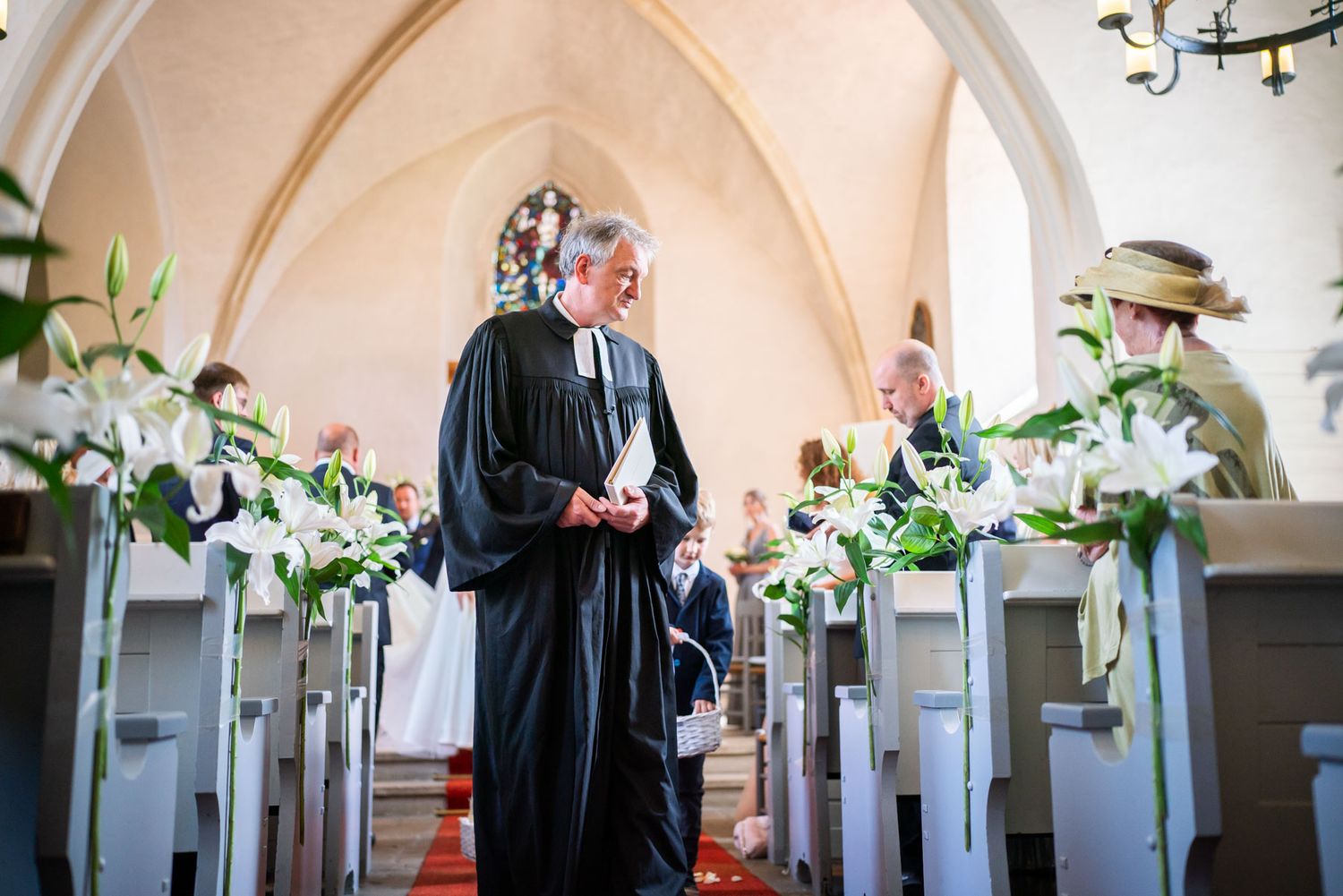 Pastor beim Auszug aus der St. Marienkirche