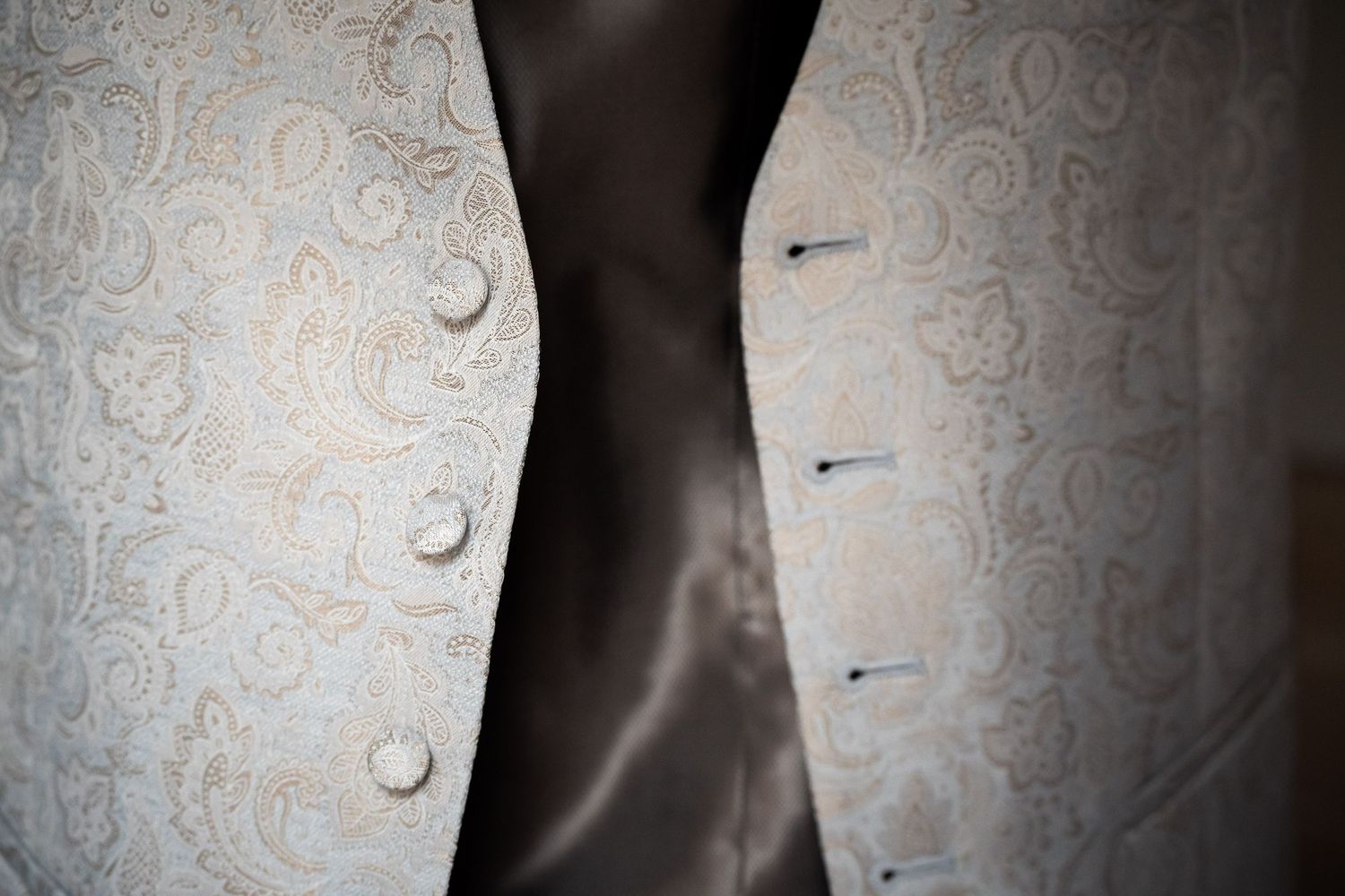 Detail der Weste des Bräutigams beim Getting Ready vor der Hochzeit