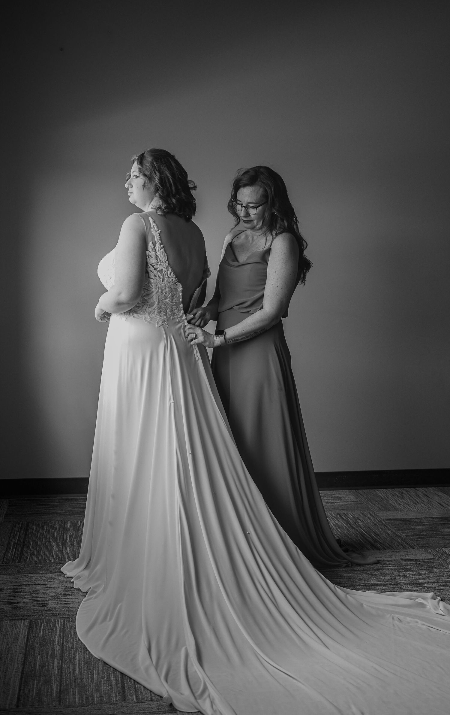 michiana-wedding-photographer-bride-groom-portrait.jpg
south-bend-wedding-photographer-first-look.jpg
elkhart-indiana-wedding-ceremony.jpg
n